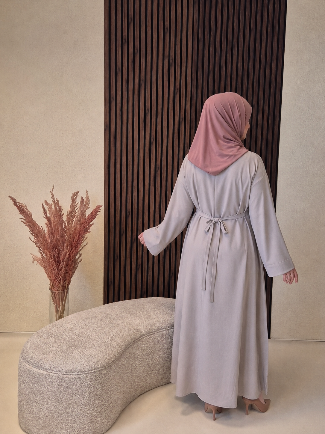 Laynur Abaya - zeitlos & bequem in helltaupe
