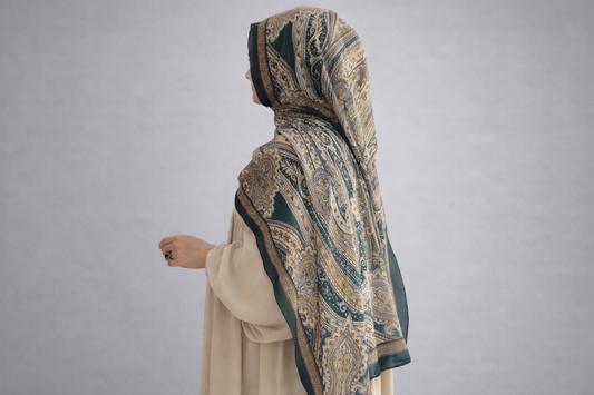 Zeitlose Eleganz im Alltag – Ein Hijab, der Stil und Ruhe vereint