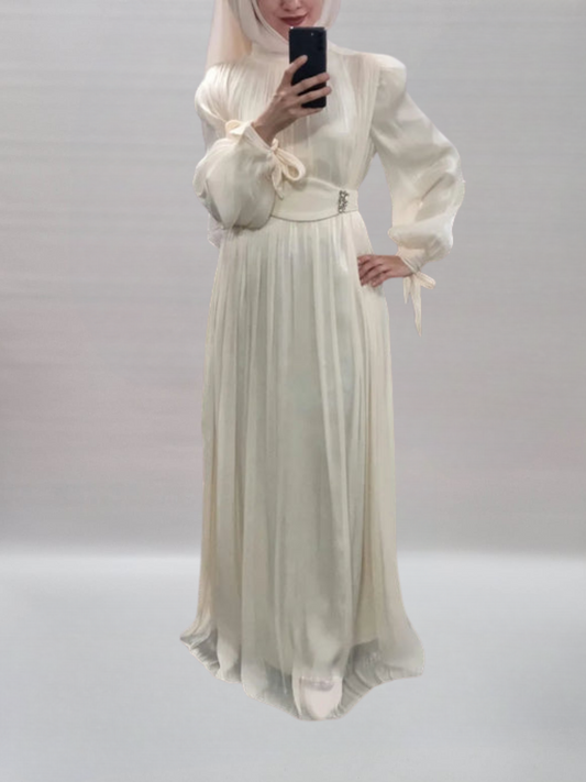 A73- Chiffon Abendkleid mit Gürtel in beige