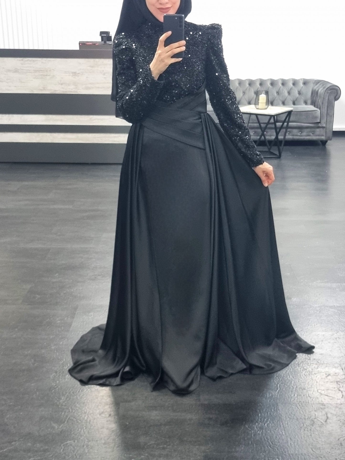 A61 - Abendkleid mit Schleppe in schwarz