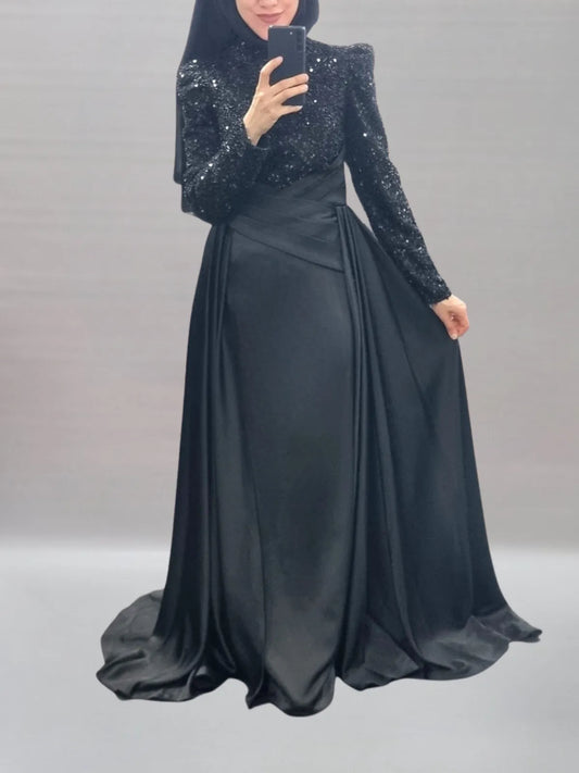 A61 - Abendkleid mit Schleppe in schwarz