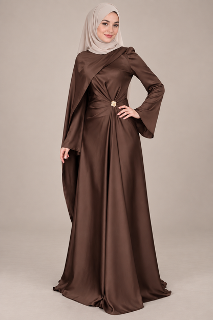 Drapiertes Abendkleid mit Schmuckdetail