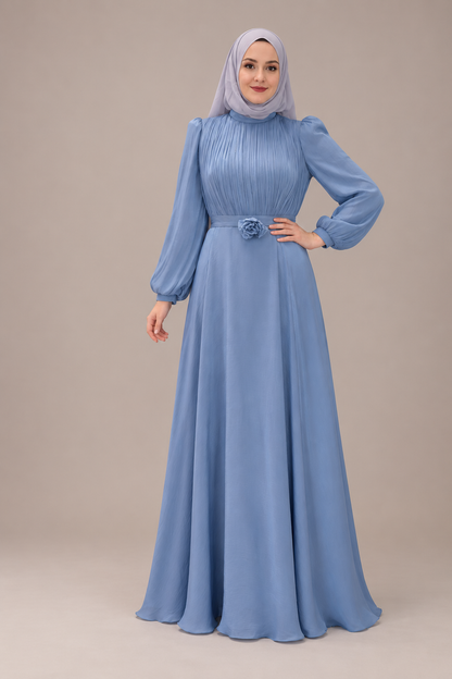 Plissee Abendkleid mit Blütendetail