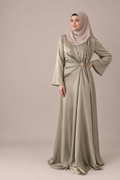 Drapiertes Abendkleid mit Schmuckdetail
