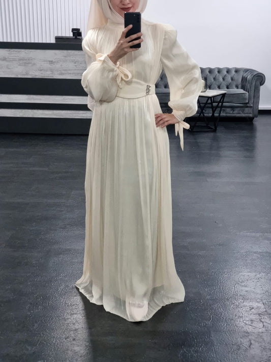 A73- Chiffon Abendkleid mit Gürtel in beige