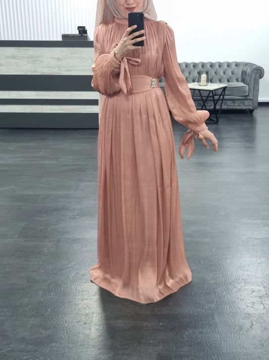 A72- Chiffon Abendkleid mit Gürtel in nude