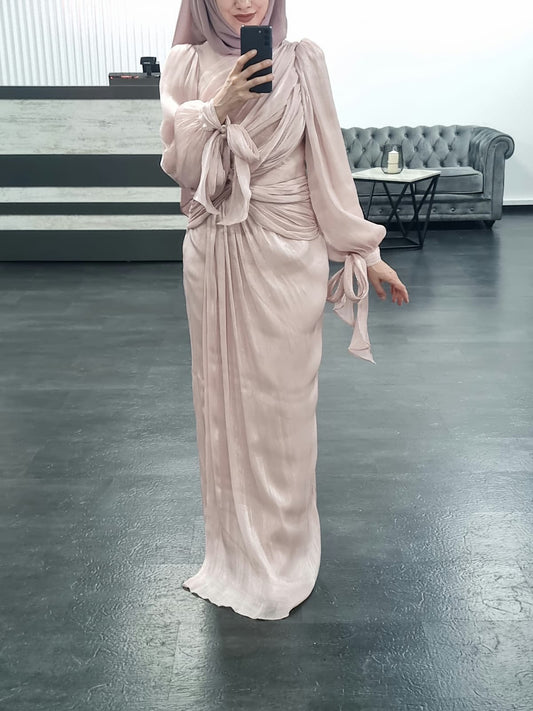 A74 - Abendkleid in modernem Stil in nude