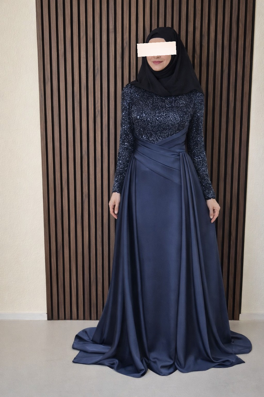 Abendkleid mit Schleppe in dunkelblau