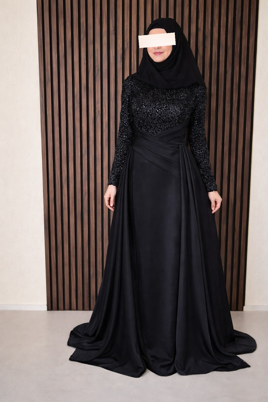 Abendkleid mit Schleppe in schwarz